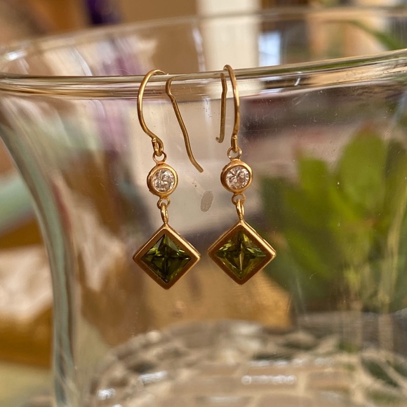 10 KT gold Peridot / CZ earrings - Picture 2 of 5